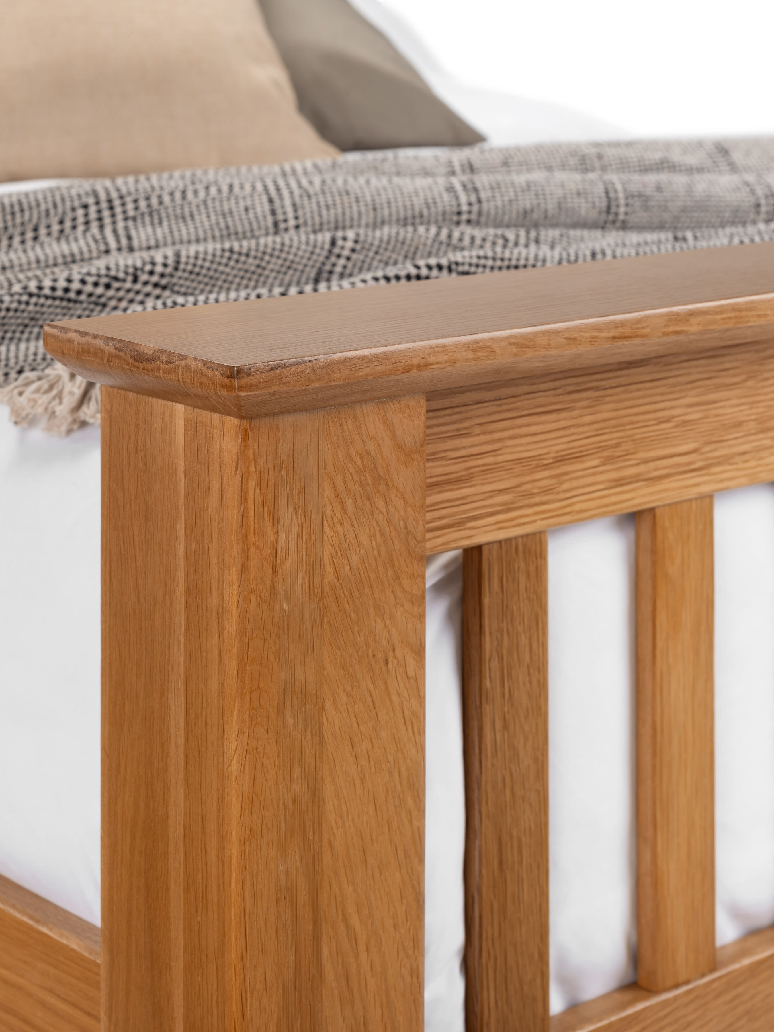 Amsterdam bed: corner of the high oak footend, close up