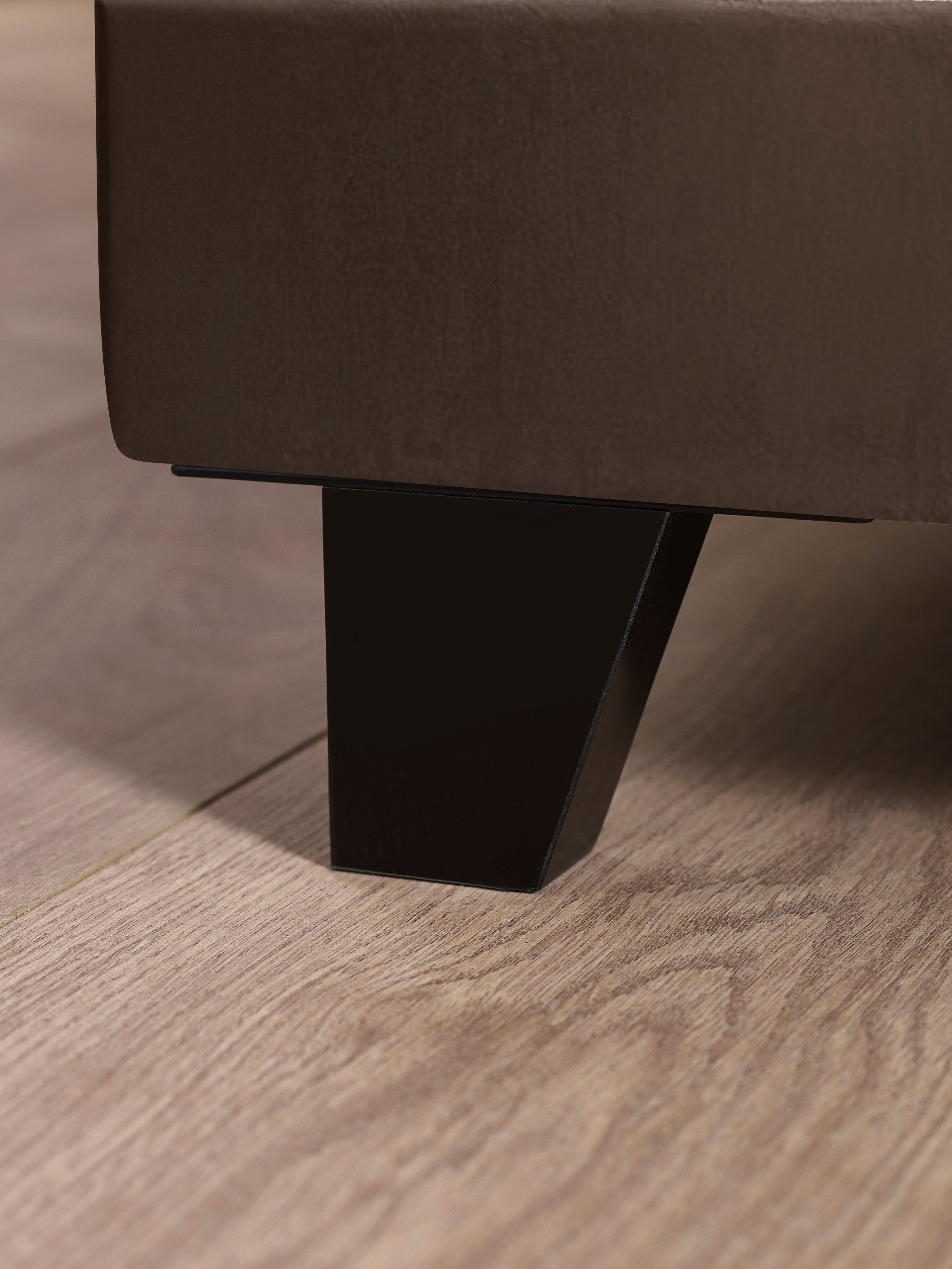 Aylen bed: leg and corner of the frame, close up