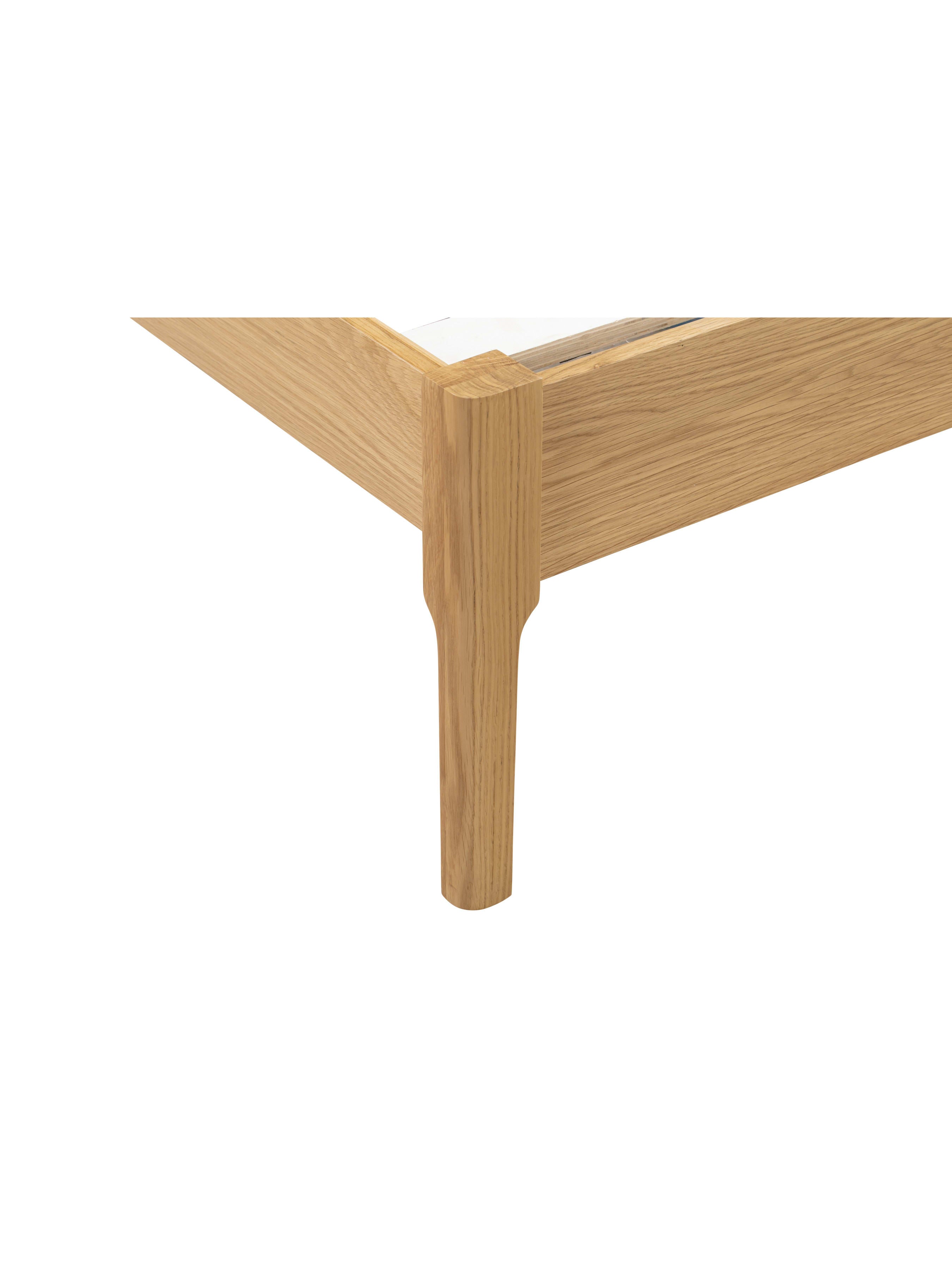 Cotswold bed: oak leg and side rail corner, close up
