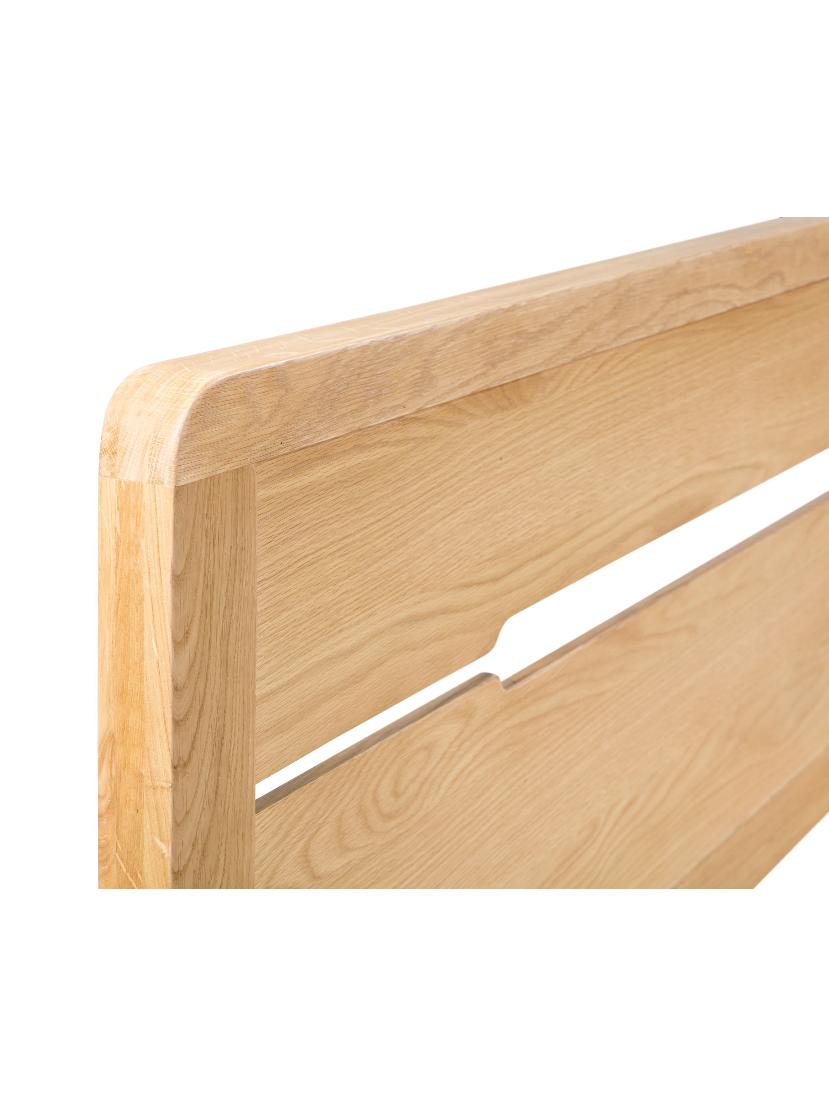 Curve bed: rounded corner and cut-out of the oak headboard, close up
