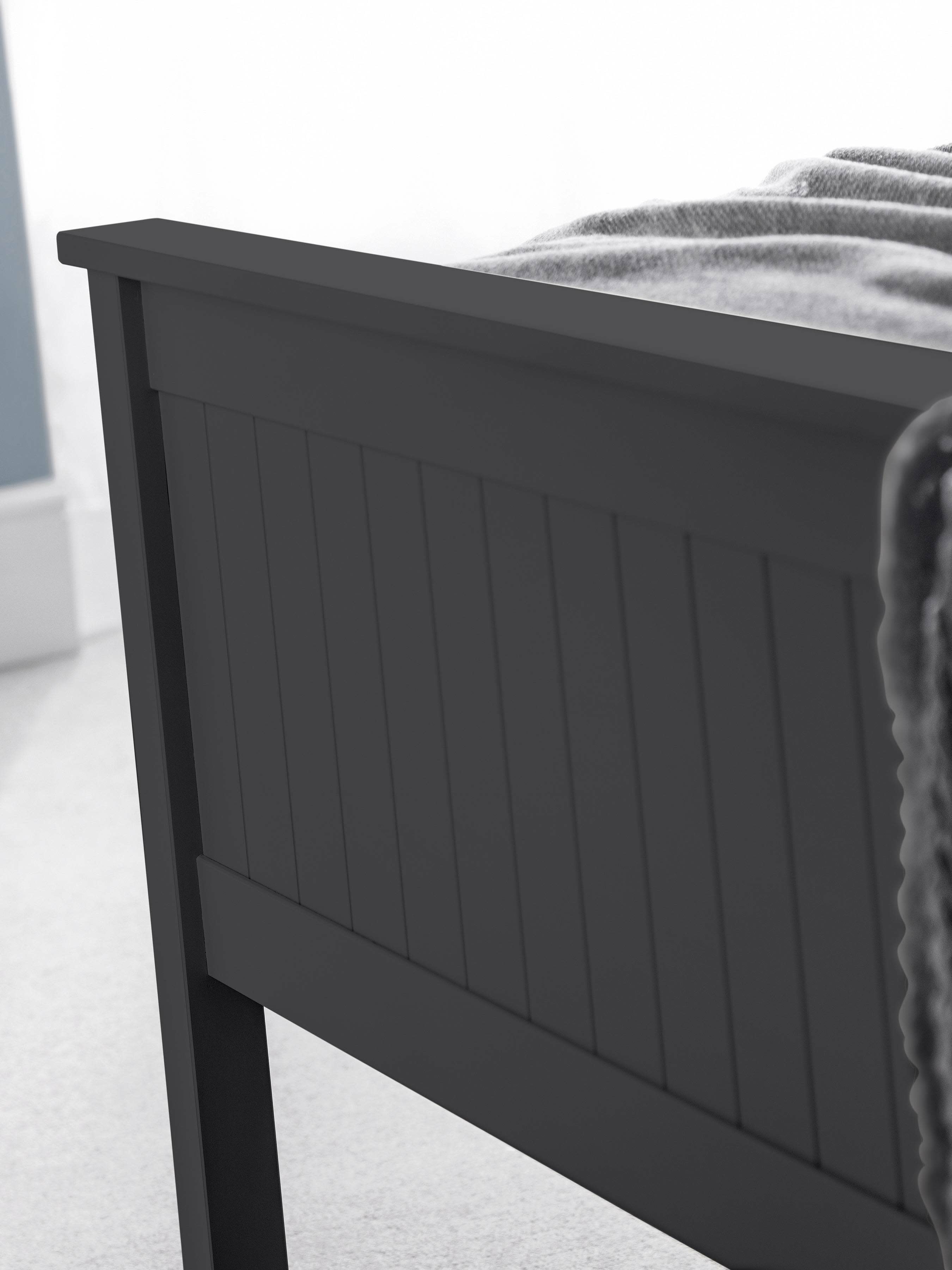 Maine bed: the anthracite footboard with vertical detailing, close up