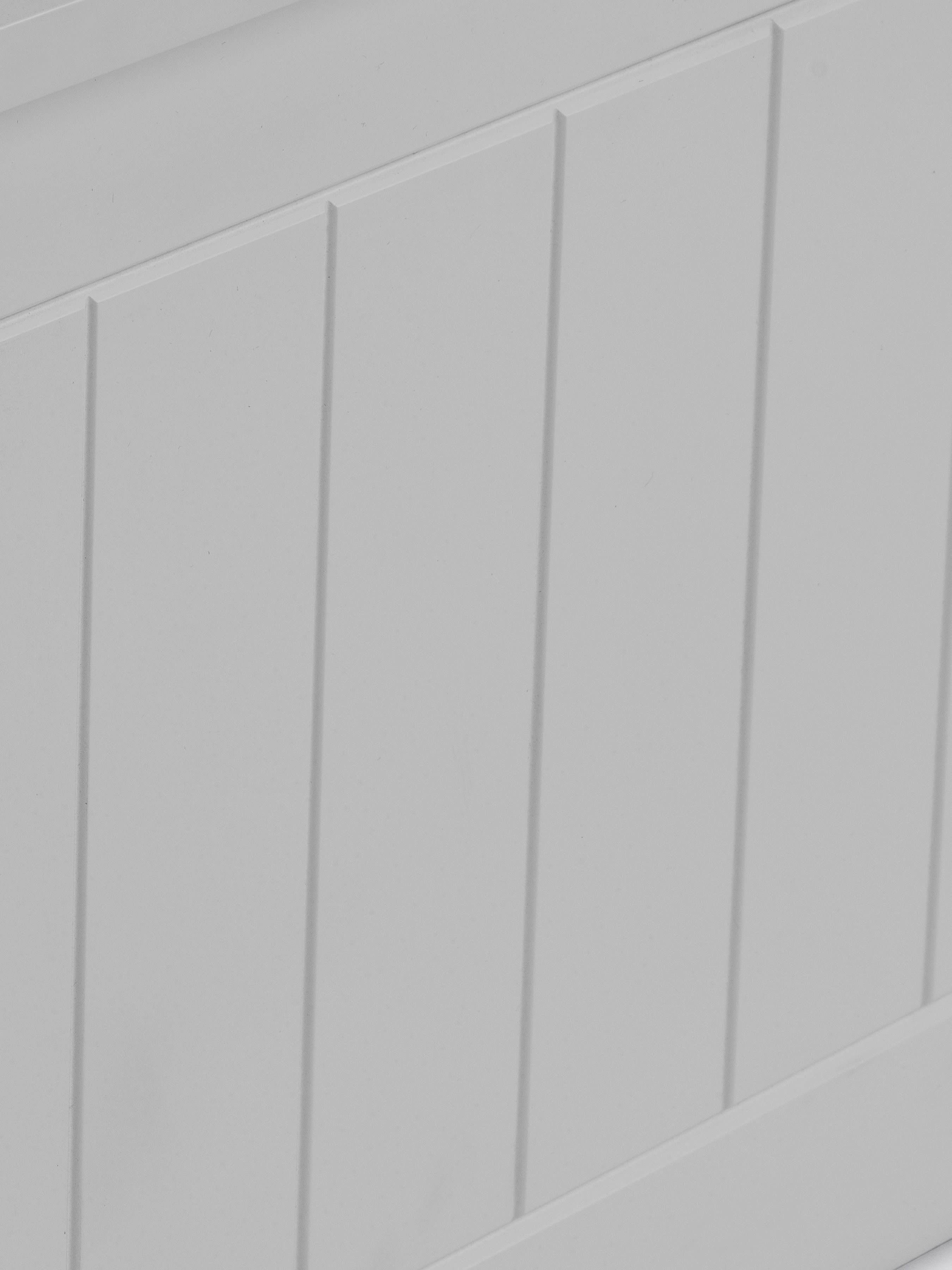 Maine bed: the vertical panelling in dove grey, close up