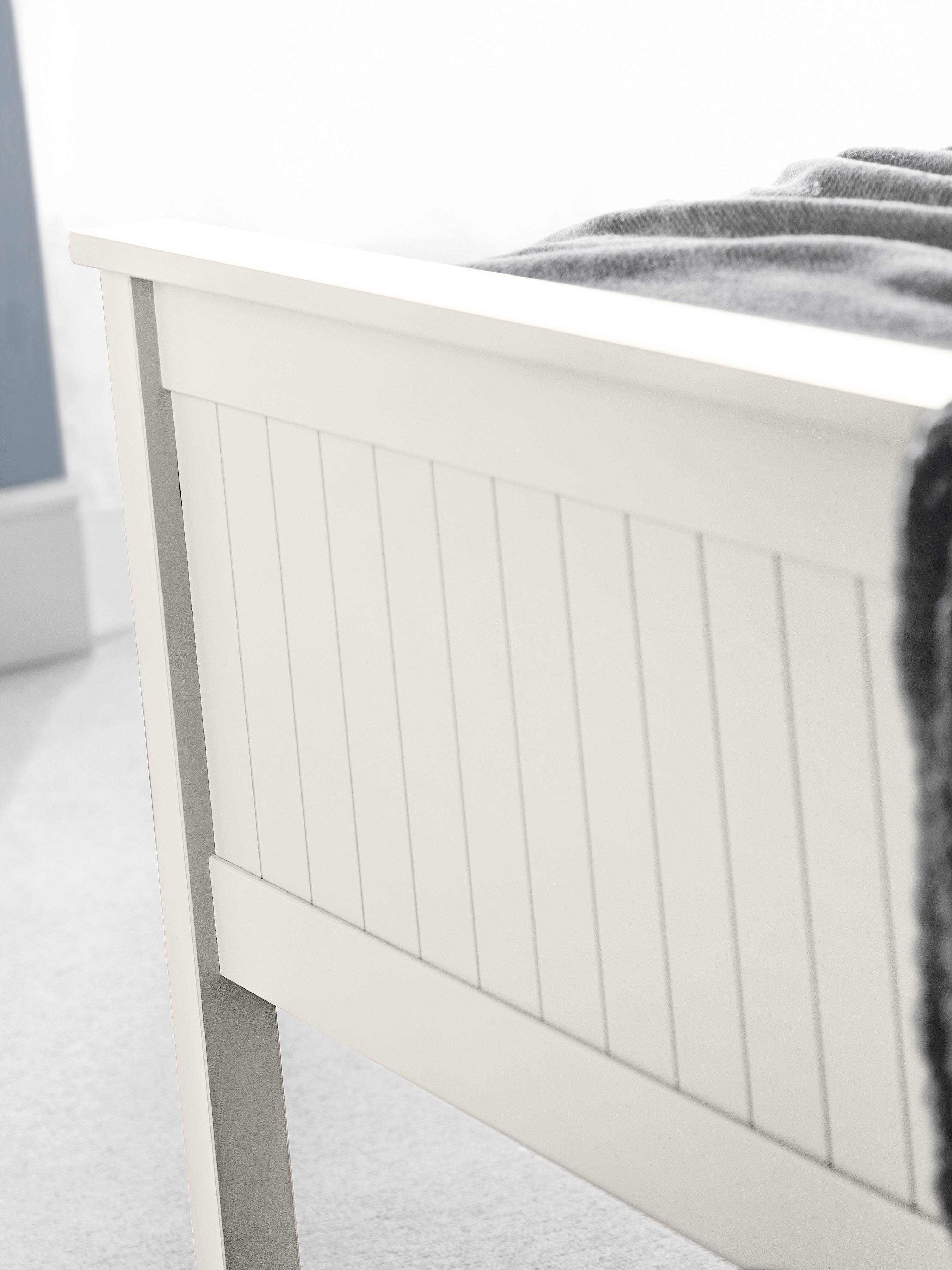 Maine bed: the surf white footboard with vertical detailing, close up
