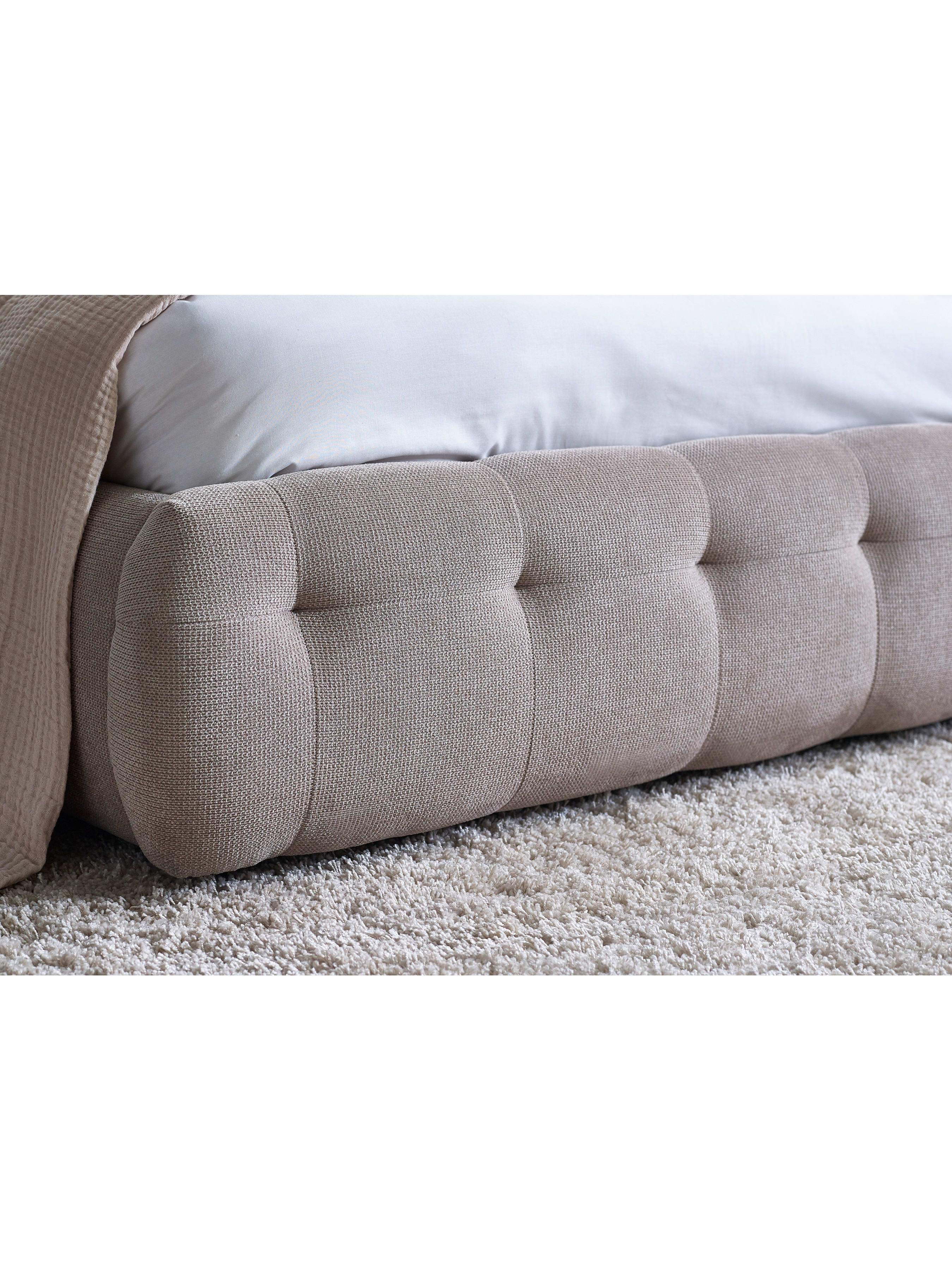 Odette bed: rounded buttoned footboard, close up